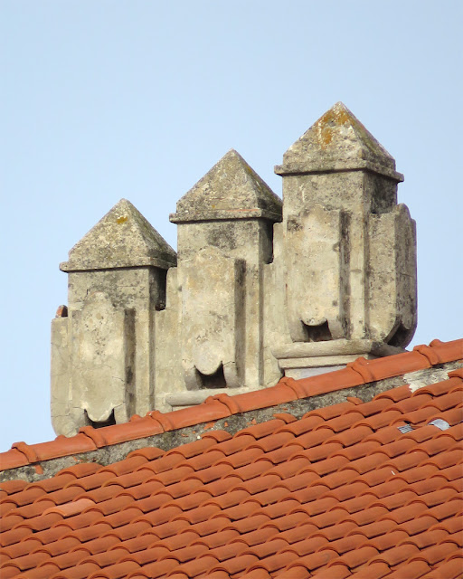 Three sentinels on a roof, Via dei Fulgidi, Livorno