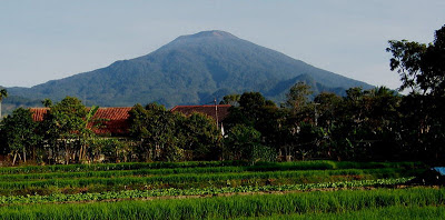 Tujuh Gunung Paling Angker Di Indonesia Tujuh Gunung Paling Angker Di Indonesia