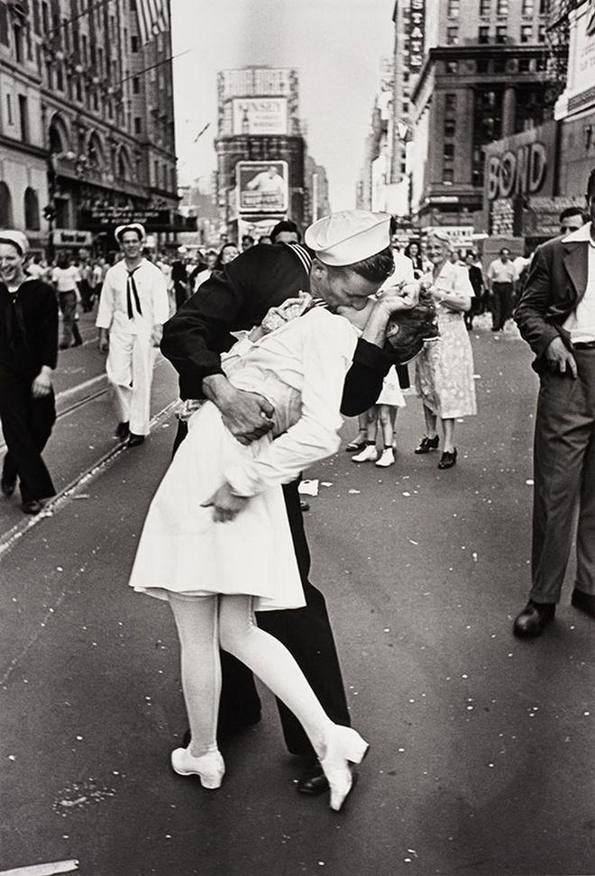 The Story Behind 8 Famous Photographs -Alfred Eisenstaedt - The sailor's kiss, 1945