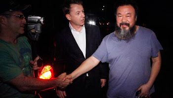 Ai Weiwei charla con periodistas a su llegada a su casa de Pekín, tras quedar en libertad bajo fian