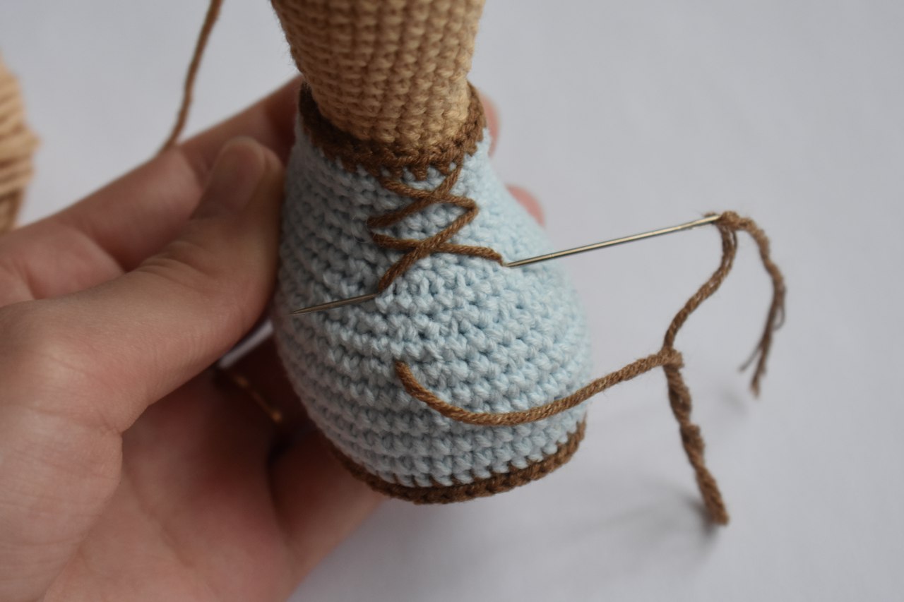 ножки амигуруми. ботиночки для куклы крючком. вязание крючком ножки для игрушек. ноги для куклы крючком. ножки амигуруми.