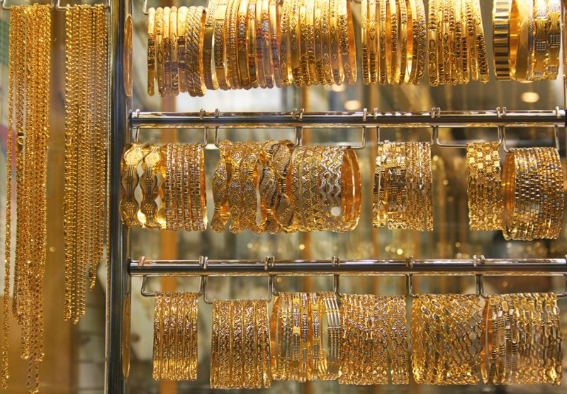 Голд золота цены. Эмиратское золото. Витрина с золотыми украшениями. Золотые украшения в Эмиратах. Конфискованные золотые украшения.