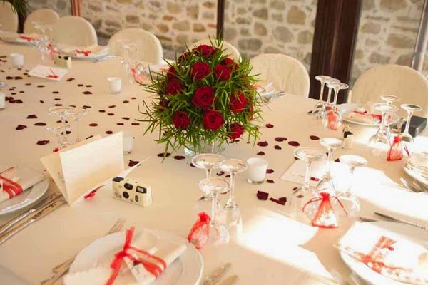 Decorate table for Italian dinner