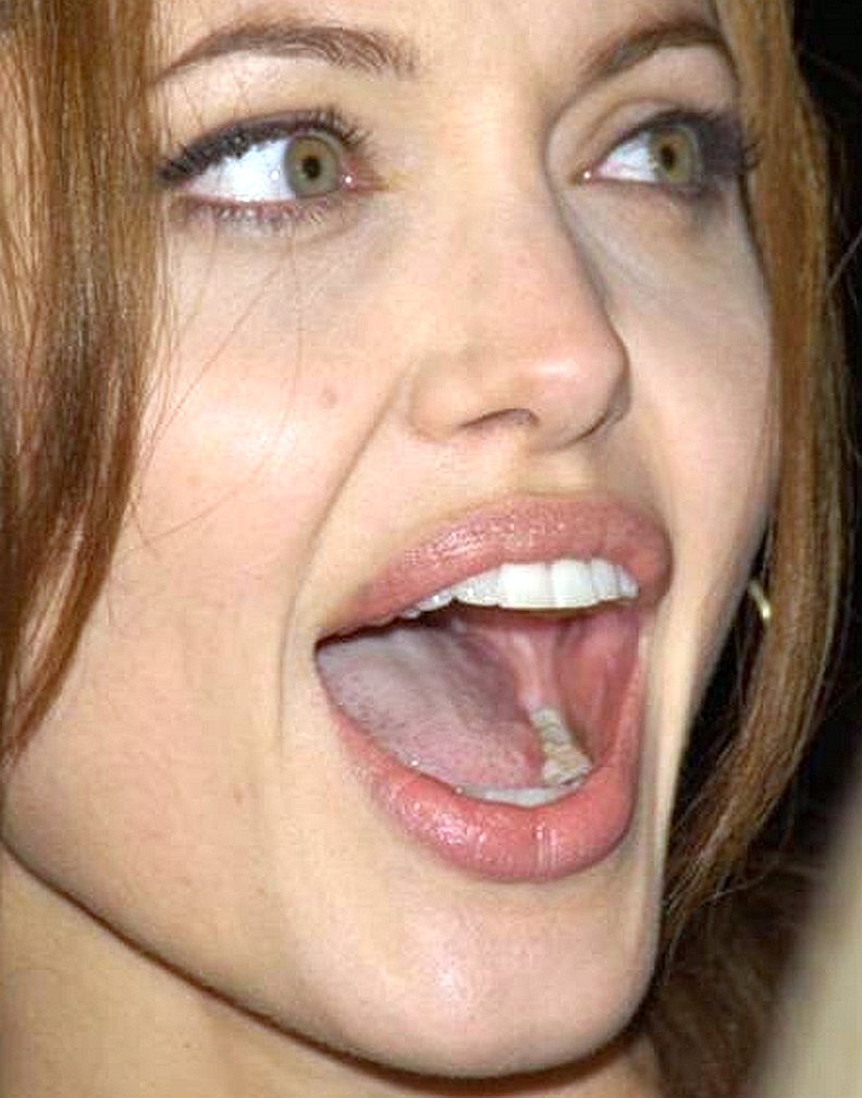 Полный рот домашнее. Анджелина Джоли рот. Анджелина Джоли язычок. Анджелина Джоли открыла рот. Анжелина Жоли с открытым ртом.