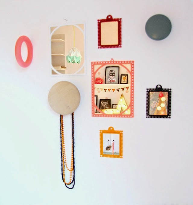 habitacion-mural-flores-detalles-pared-marcos-espejos