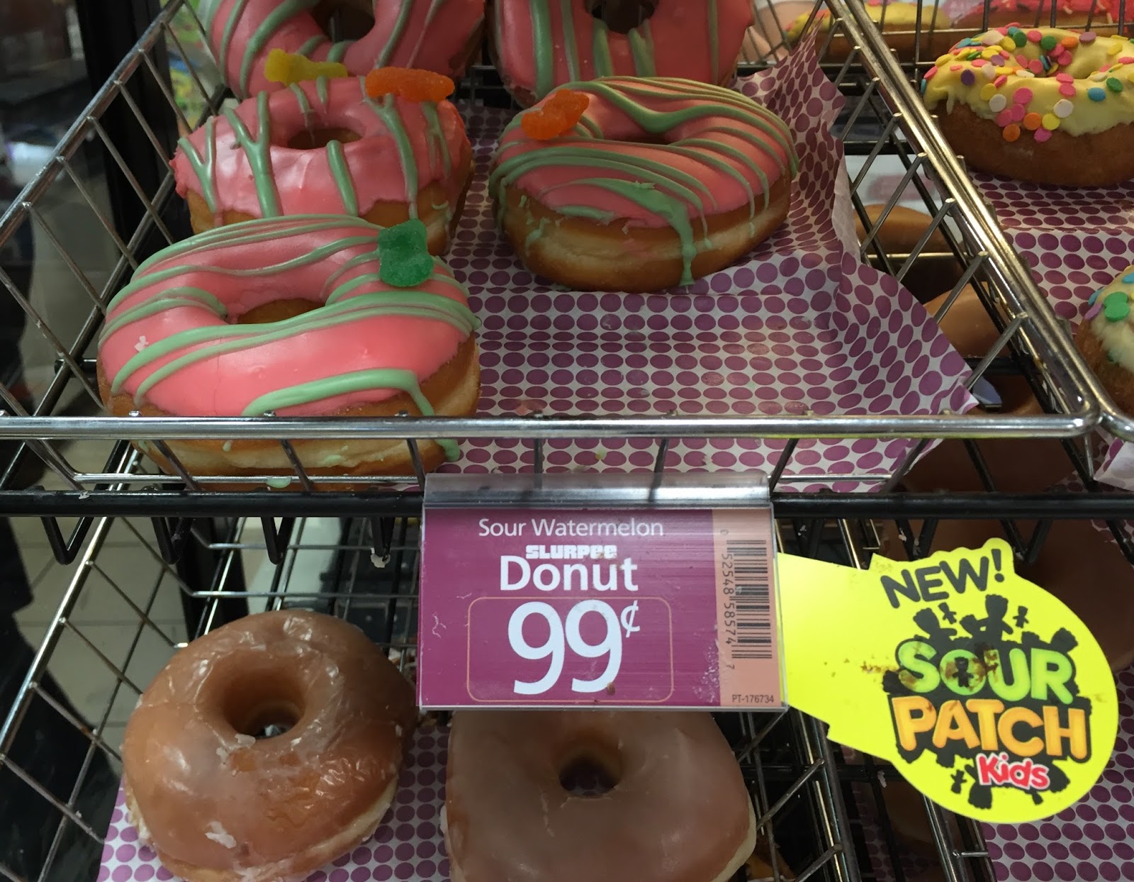 Sour Watermelon Slurpee Donut From SevenEleven / セブンイレブンのサワー ウォーターメロン