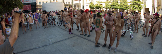 Ciclonudista Zaragoza 18/06/2011 -  Desnudos ante el tráfico