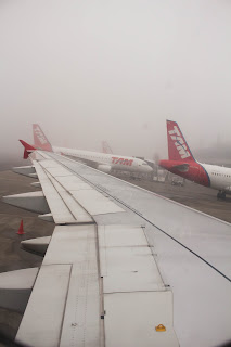 Aeroporto fechado pela neblina Vista de dentro do avião