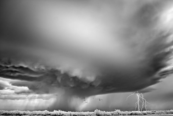 As exuberantes fotografias em preto e branco de tempestades e tornados de Mitch Dobrowner Mitch Dobrowner fotografia tempestades tornados preto e branco natureza impressionante chuva torrencial
