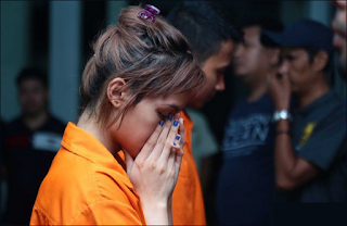 Savitri Trijaya Savitri Trijaya ditangkap karena menggunakan narkotik