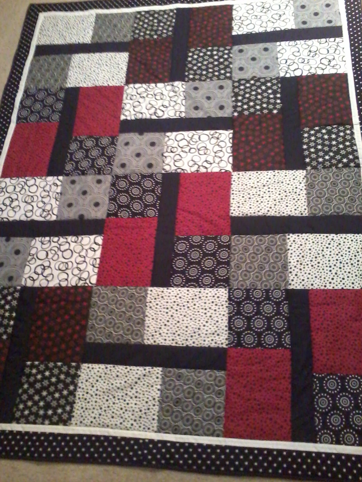 LuV 2 QUiLt!!! & OtHeR ThiNgS!!! Red, Black & White...