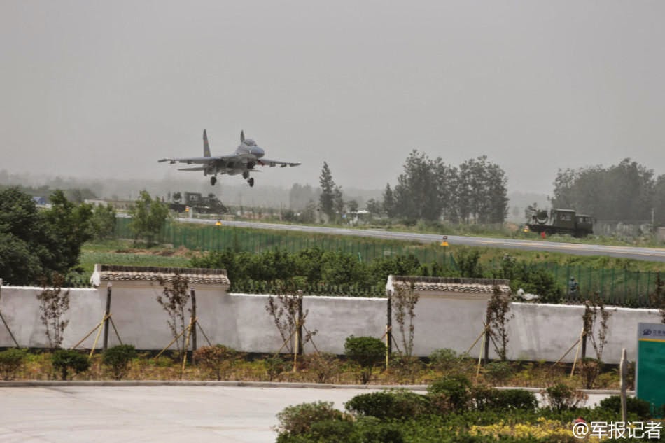 PLAAF+SU27UBK+aircraft+landing+on+the+highway+2.jpg