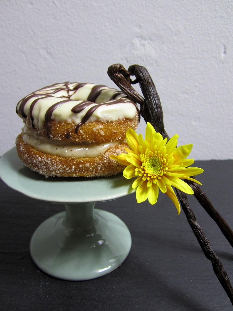 Klassische Cronuts mit Vanillefüllung