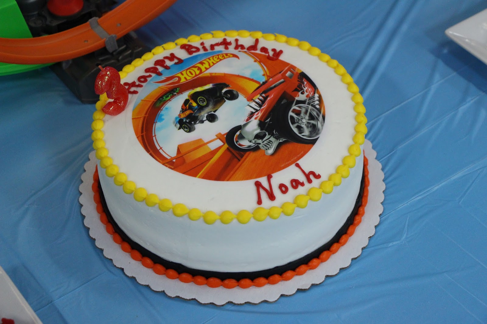 Hotwheels Cake for celebrate Noah's Birthday. #hotwheels