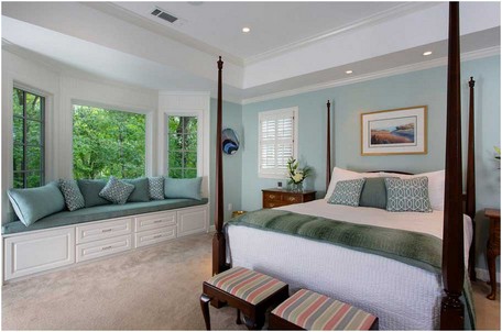 Große-traditionelle-Master-Schlafzimmer-Idee-mit-blauen-Wänden-und-Teppich-auch-Fenster-Sitz