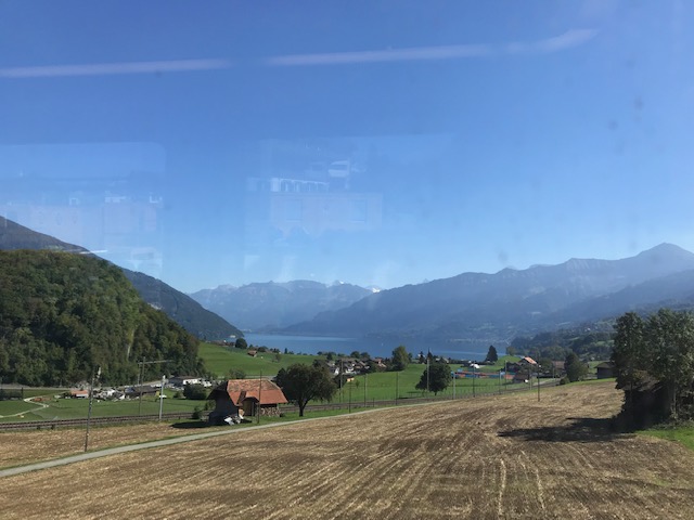 ベルン出発スイス列車の車窓から見る風景