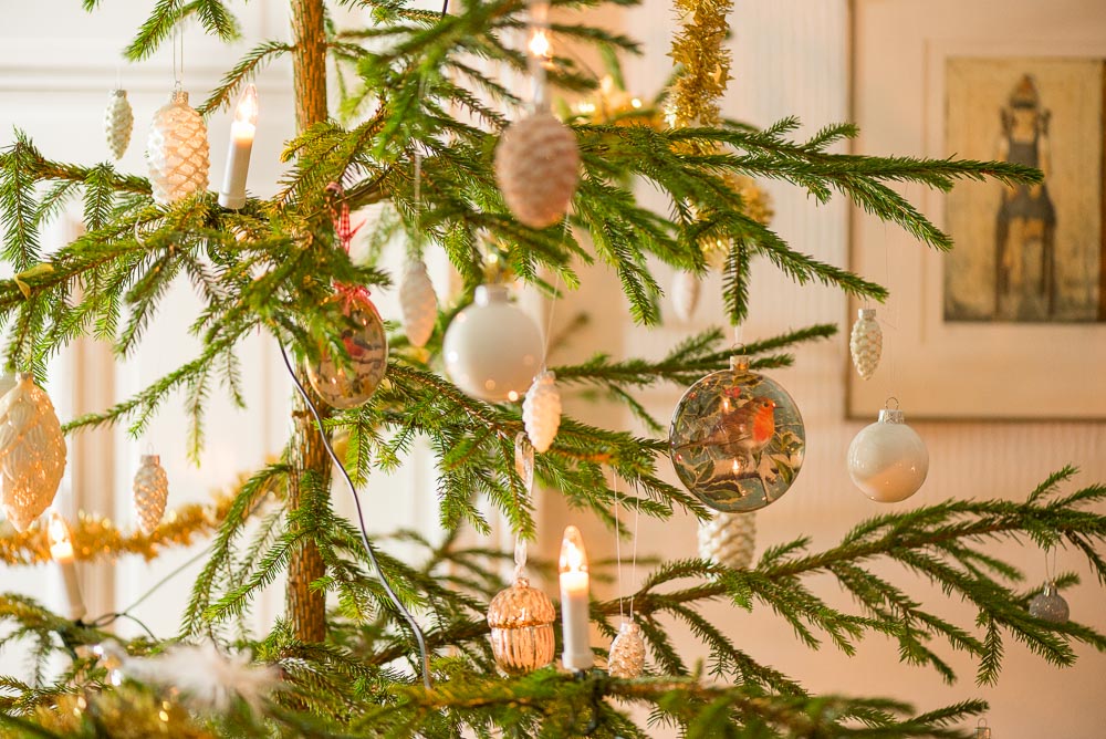 Yksityiskohta joulukuusesta Ihania joulukuusen koristeita metsäkuusessa
