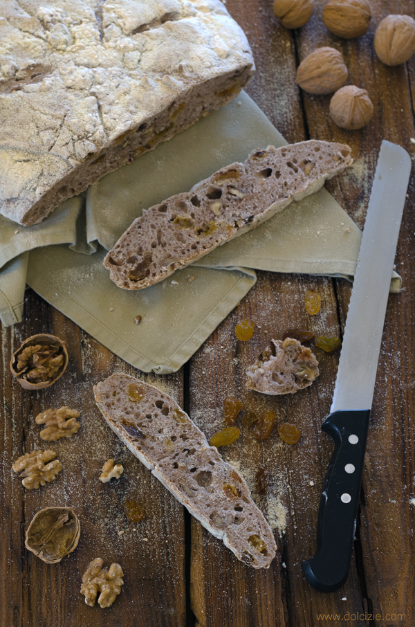 pane semplice con uvetta e noci  -cotto in pentola