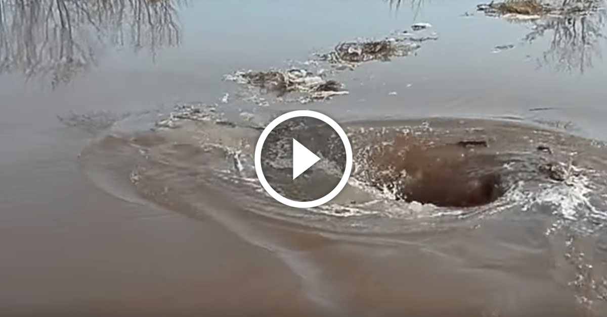 Как на руси называли водоворот на реке. Воронки в реке. Воронки в речке. Водяная воронка на реке. Водоворот в речке.