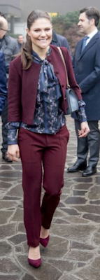 Veste Greta / top Rodebjer / pantalon By Malina / escarpins Rizzo / sac Valentino