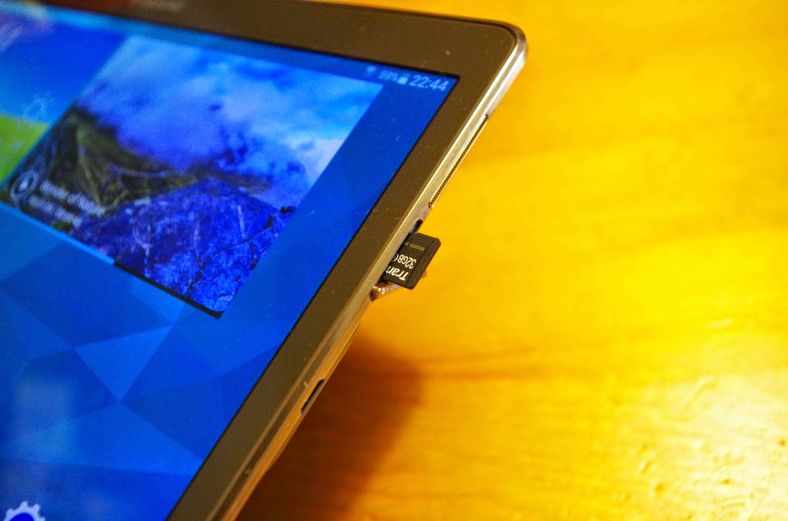 Galaxy Tab Sはマイクロsdカードスロット装備で 仕事もプライベートもデータがラクラク活用できる