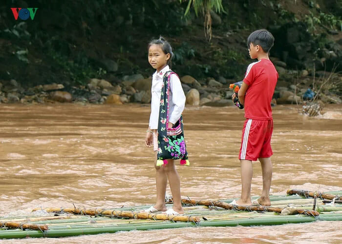 Students In Vietnam Village Ferried Across A River In Plastic Bags To Go To School