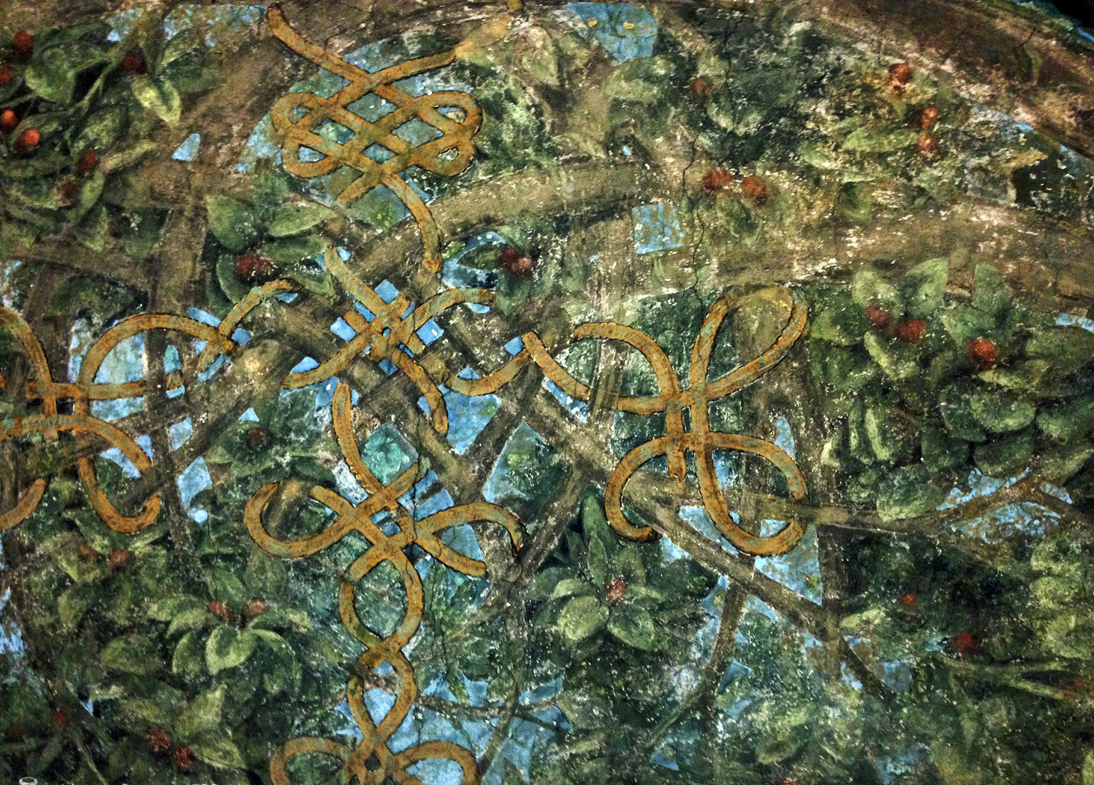 в зарослях терновника расстелена кровать