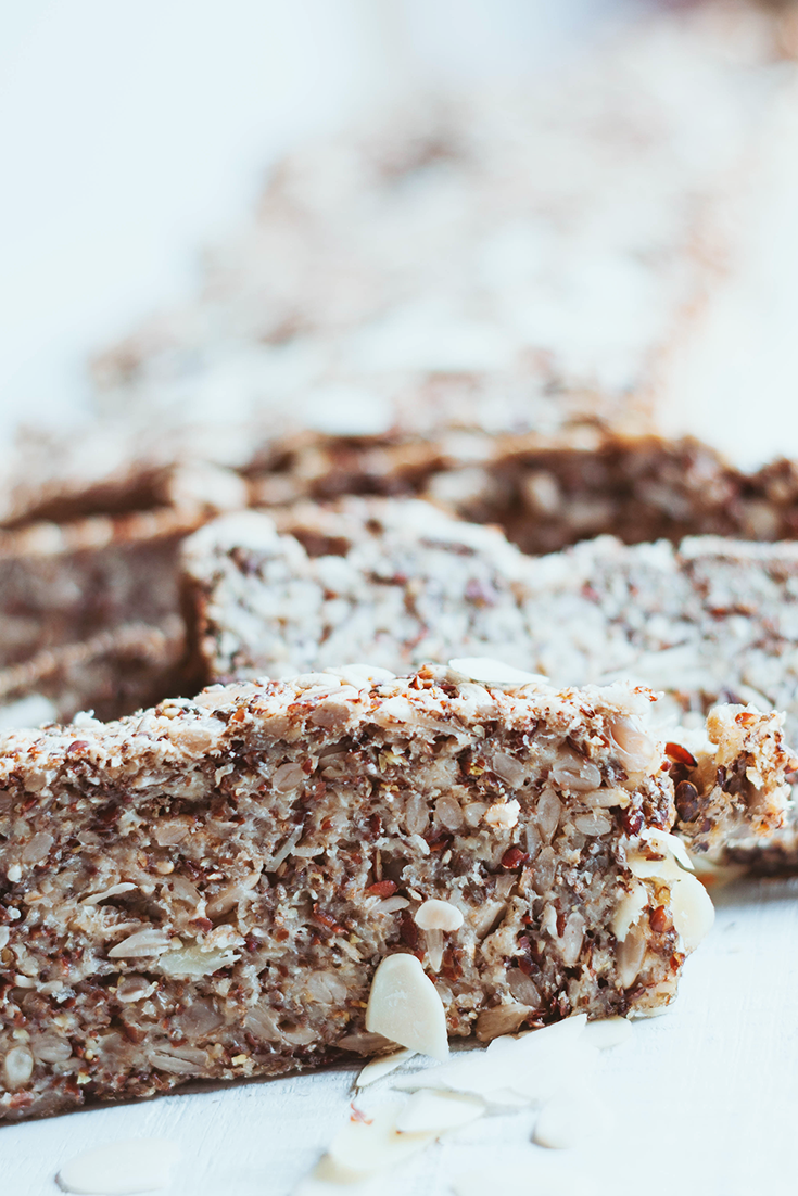 Einfach glutenfrei Backen mit diesem leckeren Lowcarb Rezept Glutenfreies Lowcarb Brot mit Nüssen, Samen und Agavendicksaft