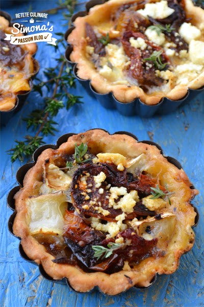 Mini tarte cu fenicul, rosii uscate si camembert