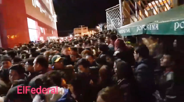Momento del desborde de personas que entró al campo ferial la noche del sábado / EL FEDERAL 