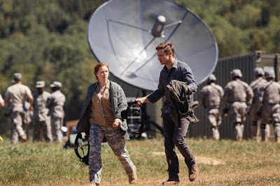 Amy Adams and Jeremy Renner in Arrival (2)