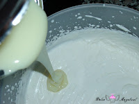 Añadiendo la leche condensada a la nata