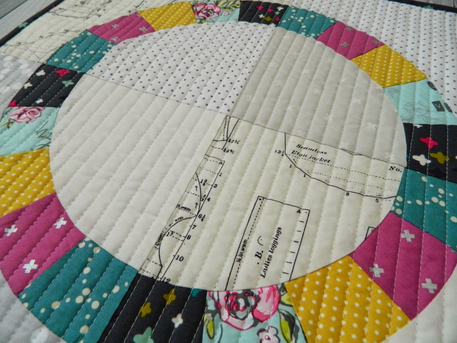 round patchwork placemats + pillow {new pdf pattern}