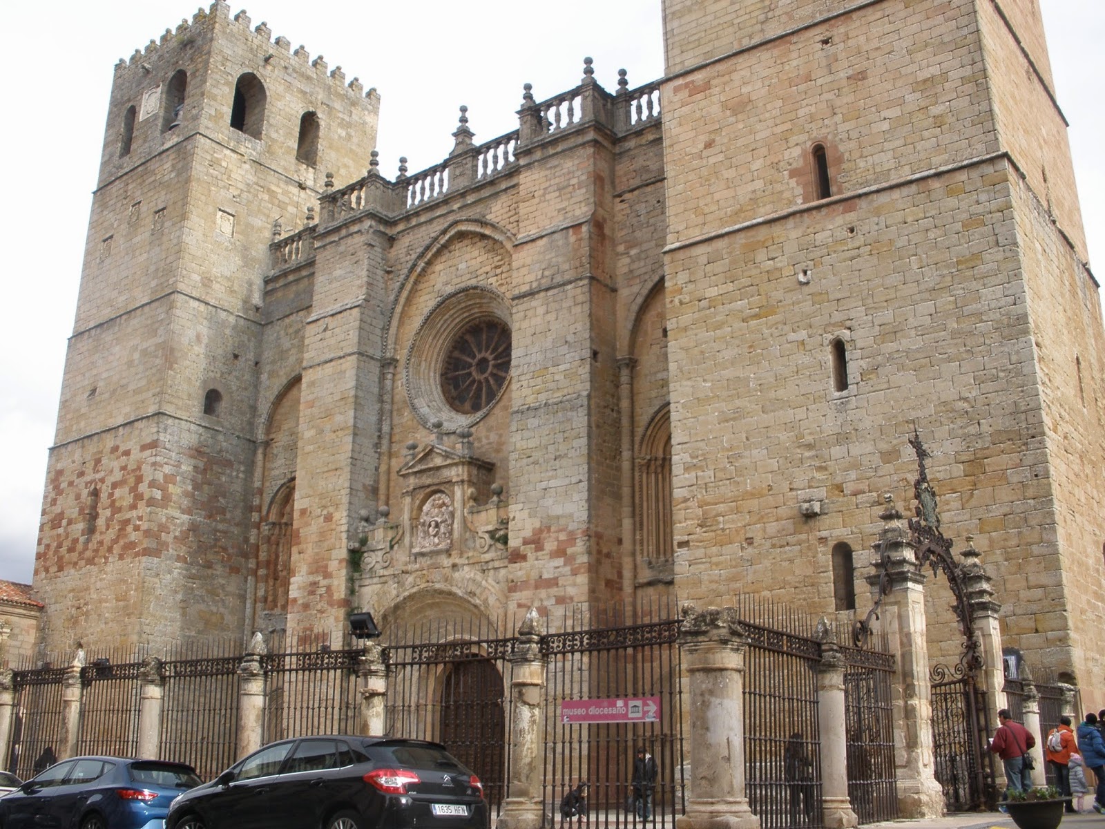 Catedral de Sigüenza, dedicada a Santa María la Mayor, patrona de la ciudad.