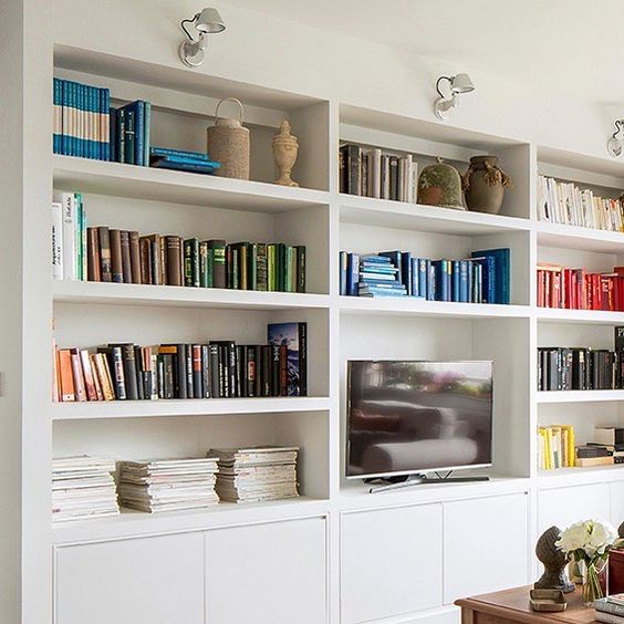 Cómo poner librerías en tu salón de manera elegante