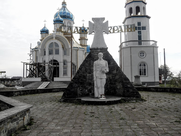 Великие Дедушичи. Памятник Борцам за волю Украины