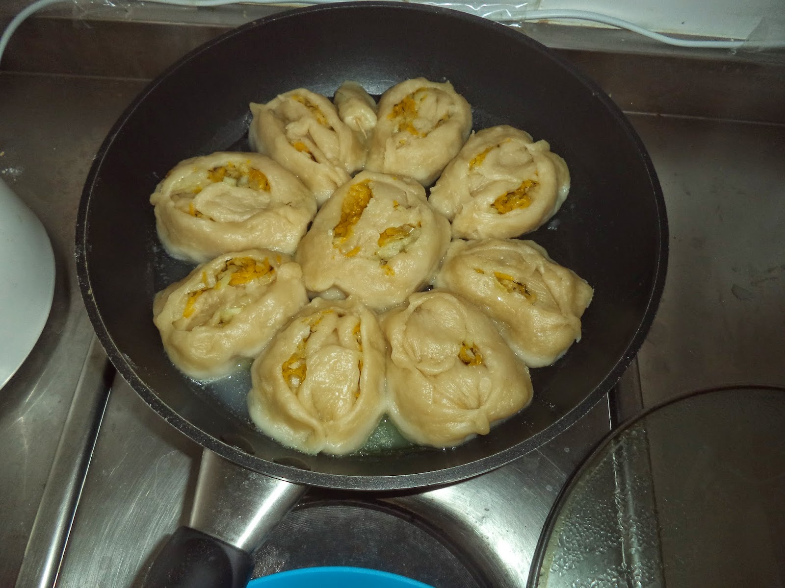 Манты на картофельной подушке на сковороде