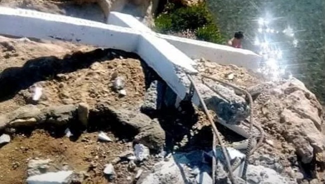 Μυτιλήνη: Γκρέμισαν το Σταυρό που ενοχλούσε τους υποτιθέμενους «πρόσφυγες» !!! Μυτιλήνη: Γκρέμισαν το Σταυρό που ενοχλούσε τους υποτιθέμενους «πρόσφυγες» !!!