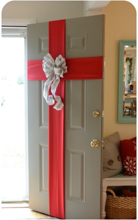 decorar la puerta con un moño decorar la puerta con un moño, cómo decorar la puerta en navidad, formar de adornar la puerta