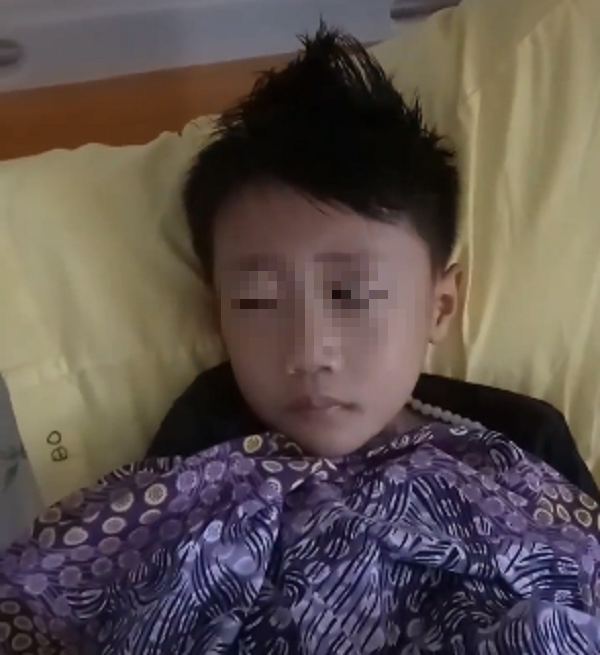 This kid has seizures after too much exposure to gadgets