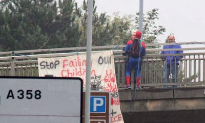 Μπαμπάς της F4J, ντυμένος Spiderman, κρεμάστηκε από πεζογέφυρα 