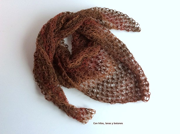 Con hilos, lanas y botones: chal Lucy Lace tejido a crochet en punto Salomón