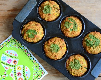 Savory Cornmeal Muffins ♥ KitchenParade.com, spiked with chili powder, a little jalapeno and red pepper, very decidedly savory. Weeknight Easy, Weekend Special. Excellent with Chili, Mexican & Cajun Food.