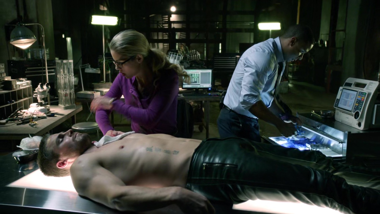 ausCAPS: Stephen Amell shirtless in Arrow 1-14 "The Odyssey"