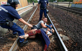 عائلة سورية تلقي بنفسها امام القطار في بودابيست