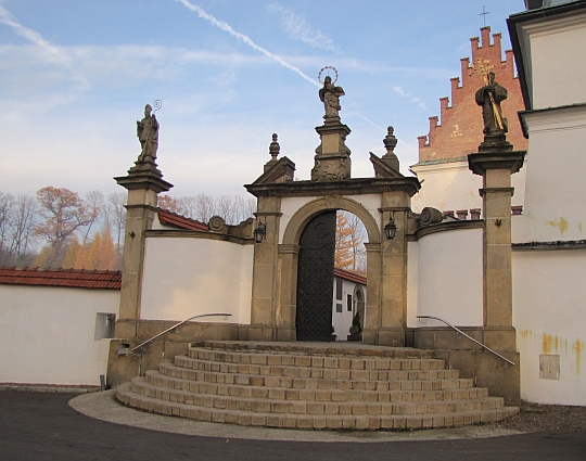 Szczyrzyc. Wejście do klasztoru Cystersów. Szczyrzyc. Wejście do klasztoru Cystersów.