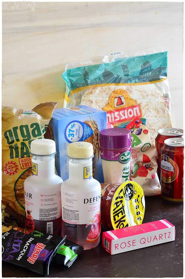 Nachos con pico de gallo, queso y guacamole