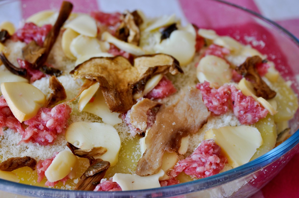 a tavola insieme Patate con salsiccia, funghi porcini, scamorza e