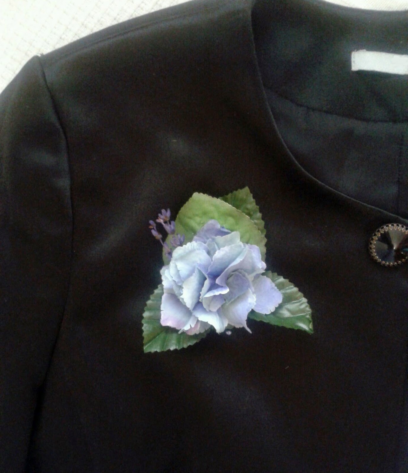 prendido floral para adornar chaqueta