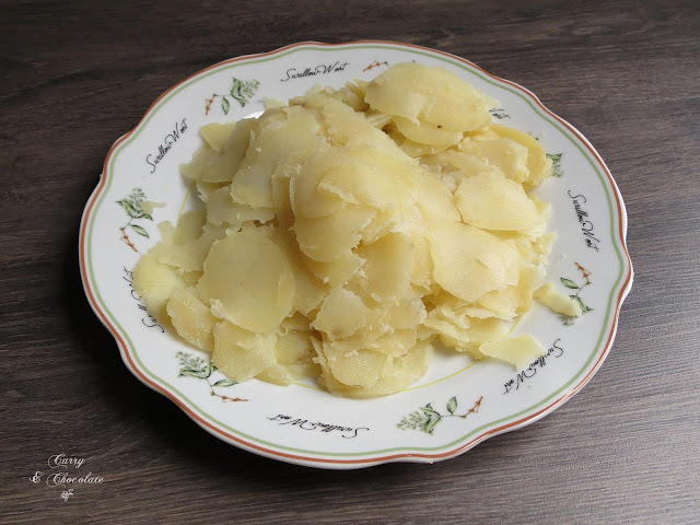 Patatas cocidas cortadas con la mandolina Patatas cocidas cortadas con la mandolina